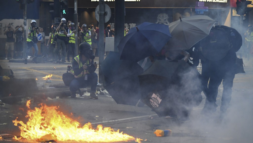 2019年国庆日爆冲突，警方施放催泪烟驱散示威者。 资料图片