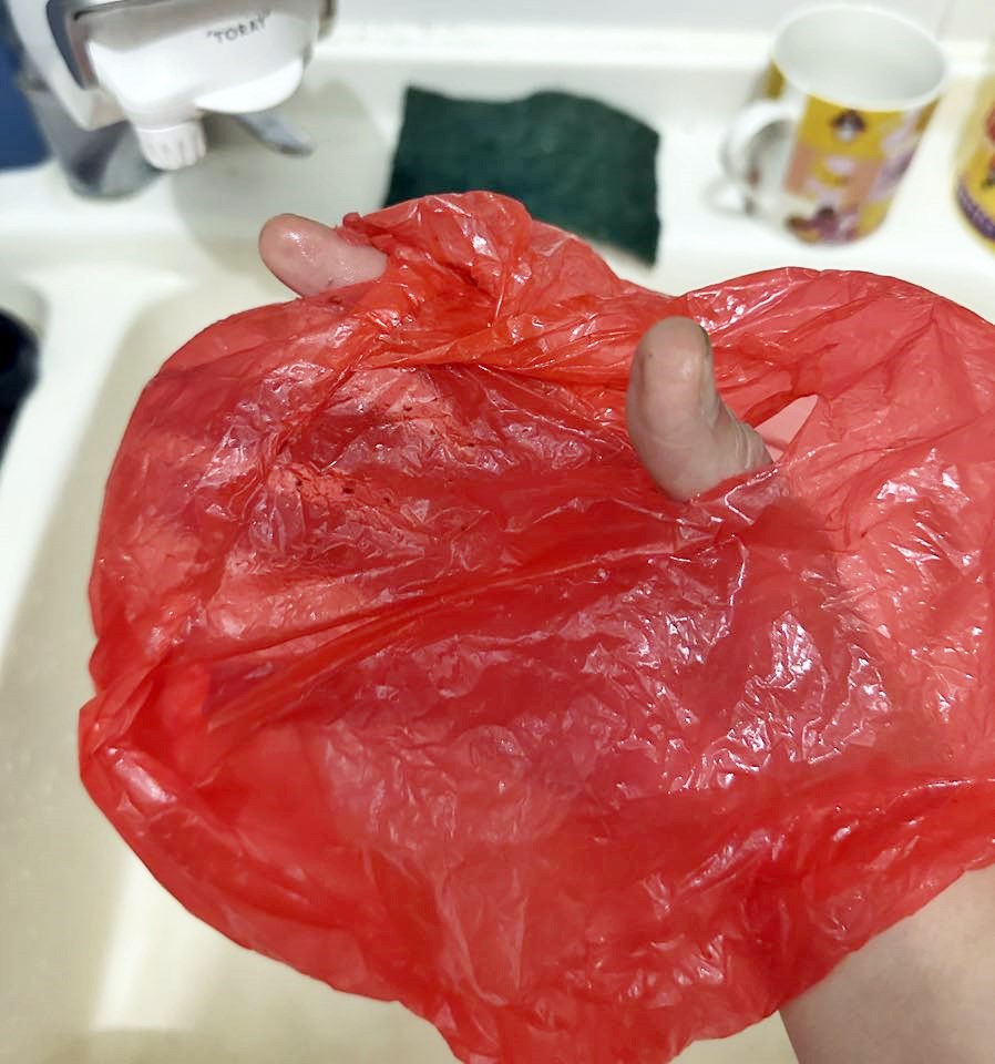 樓主在facebook群組上載相片提醒—— 「大家去買海鮮一定要小心膠袋穿窿」。fb「香港街市魚類海鮮研究社」截圖 樓主在facebook群組上載相片提醒—— 「大家去買海鮮一定要小心膠袋穿窿」。fb「香港街市魚類海鮮研究社」截圖