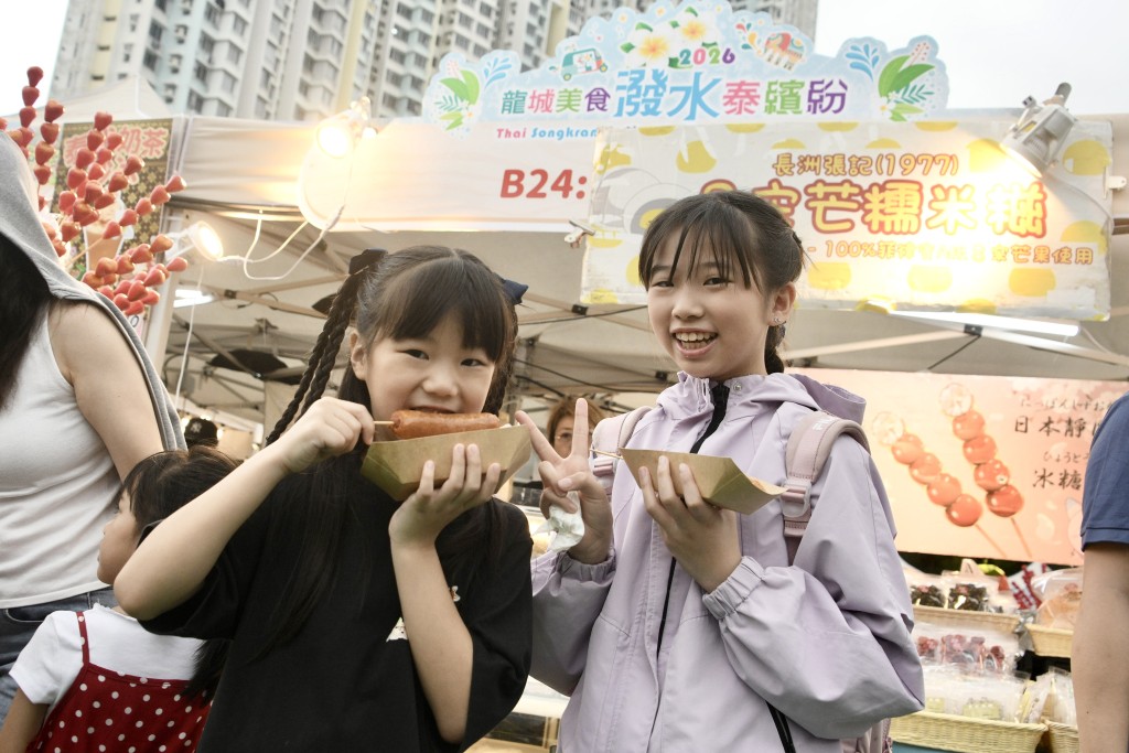 记者抵达时下起毛毛雨，但未有影响市民游玩心情。