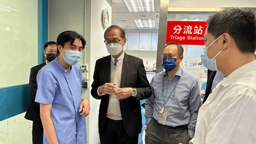 醫務衞生局局長盧寵茂今日巡視明愛醫院急症室,了解運作流程和服務情況,並與前線醫護人員交流。盧寵茂FB