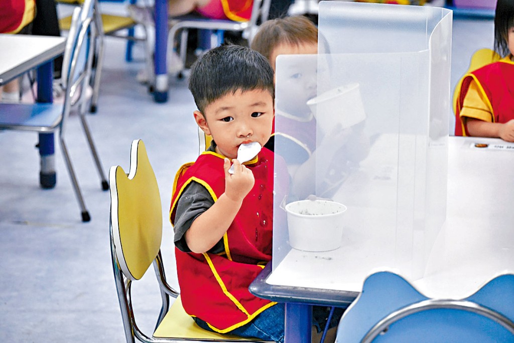 有幼稚園的茶點費高見近3800元一年,有幼稚園向本報稱,當局疑將茶點費和膳食費混淆。