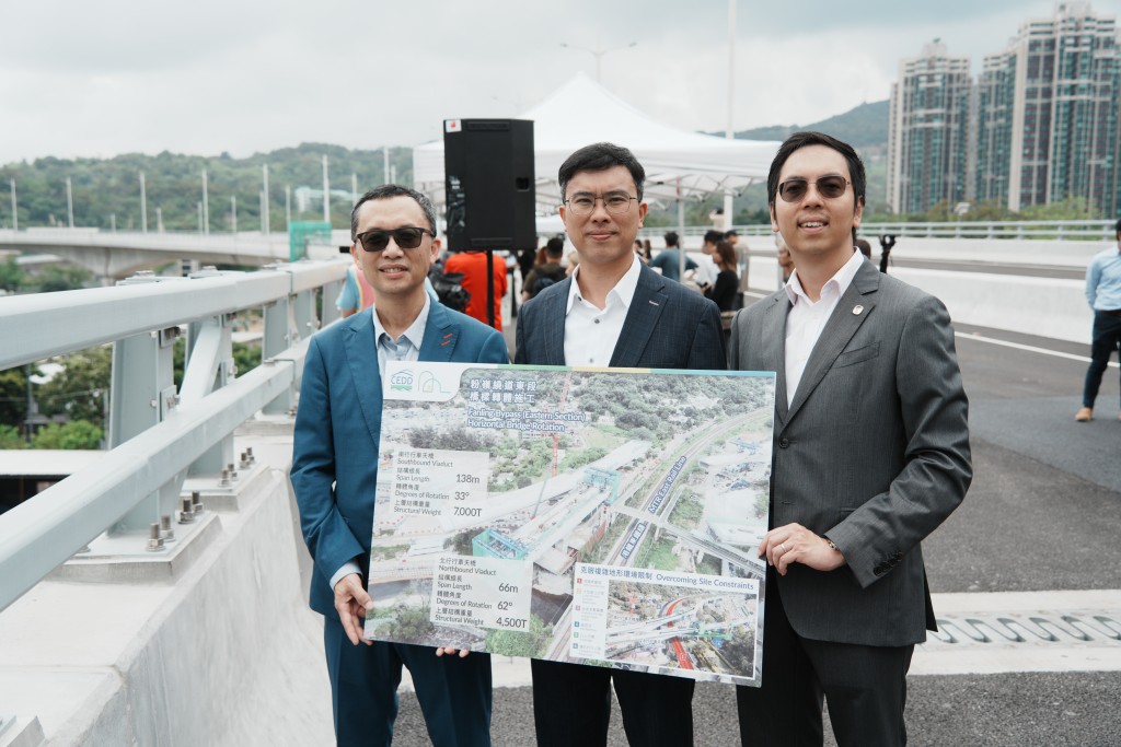 左起:土拓署高級工程師譚建生、總工程師張柏堅、高級工程師梁偉樂。 左起:土拓署高級工程師譚建生、總工程師張柏堅、高級工程師梁偉樂。