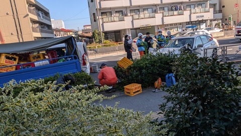 另有一輛藍色貨車剷上行人路。 X@dvRaRHE16G98629