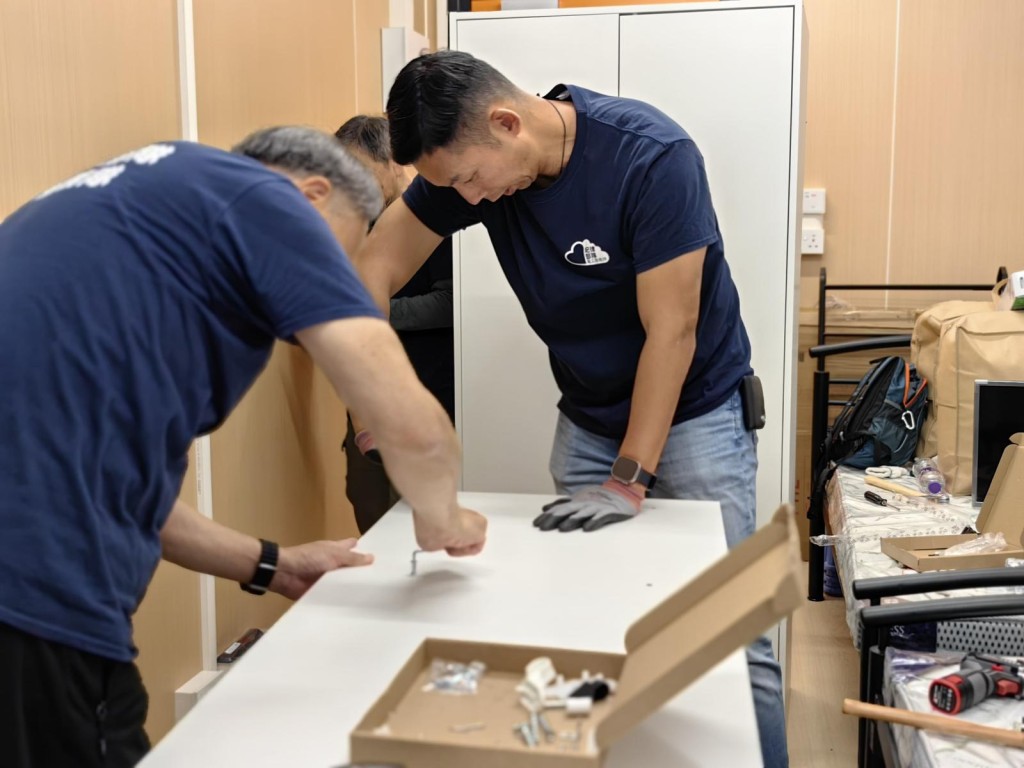 多名義工隊成員為災民裝嵌家具。