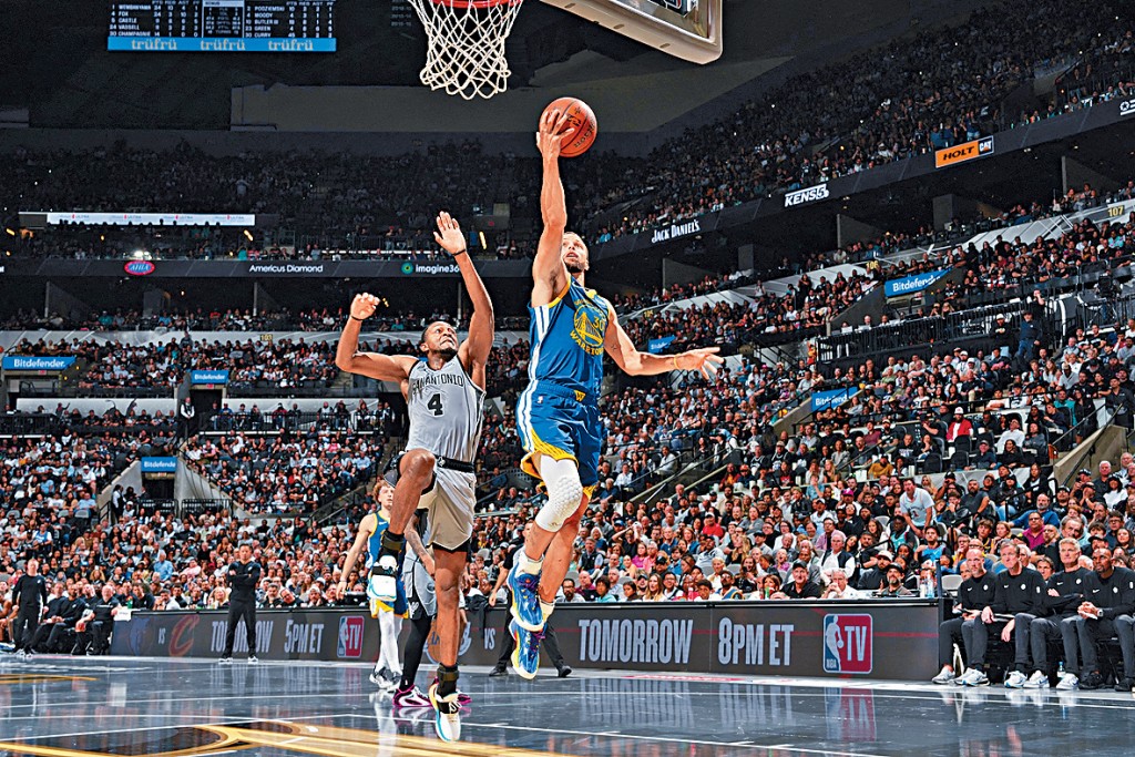 居利(藍衫)連續兩場對馬刺都入40分以上。