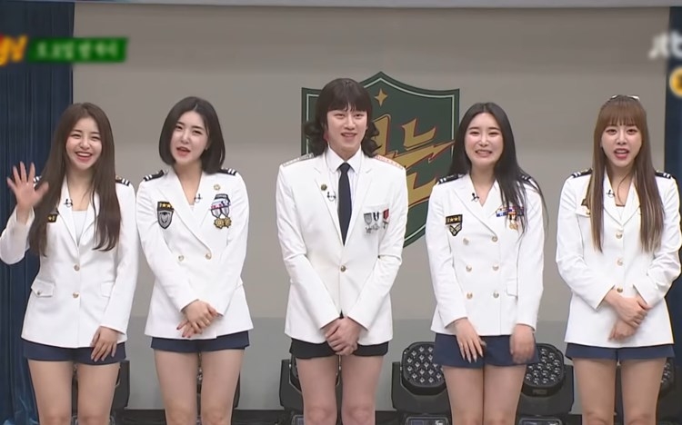 希澈(中)與Brave Girls一齊着軍服,零違和。