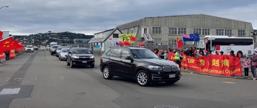 李強總理抵新西蘭，當地華人到機場歡迎。