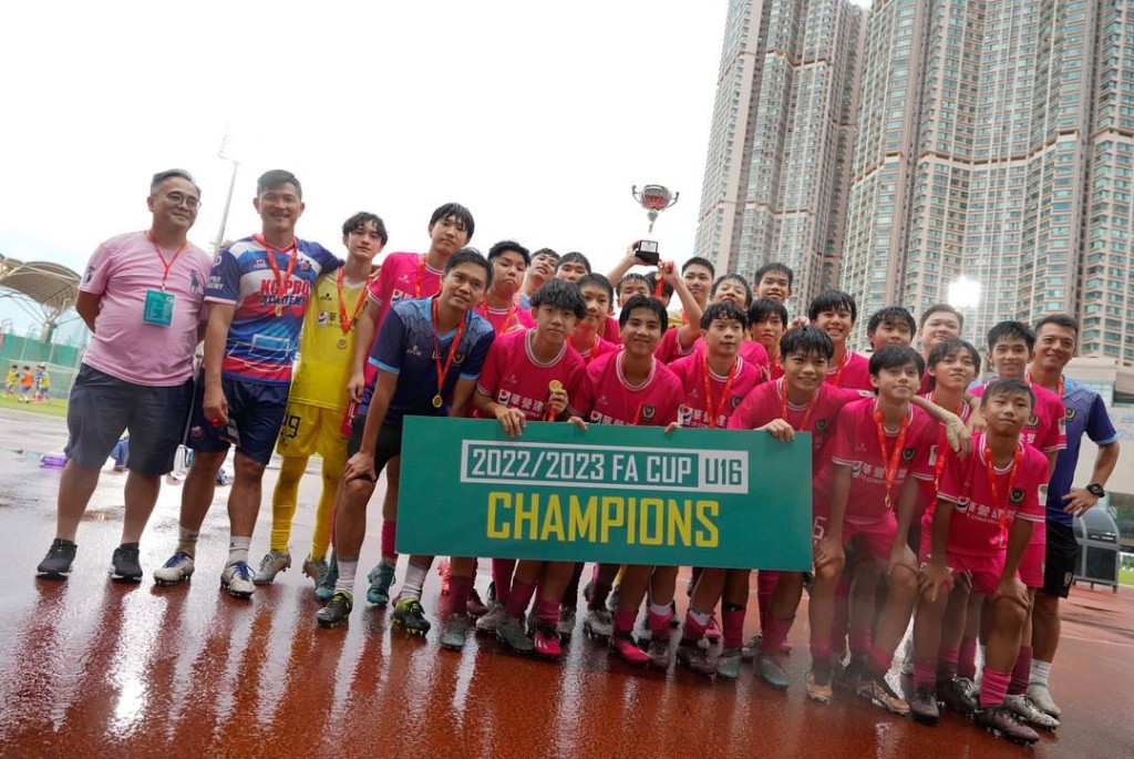 晋峰早前勇夺香港超级青年联赛U16足总杯。 晋峰图片