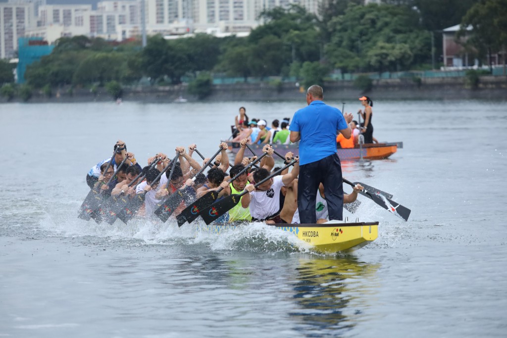 香港龍舟隊以賽代練備戰杭州亞運，強調要適應在任何天氣下作賽。旅發局提供