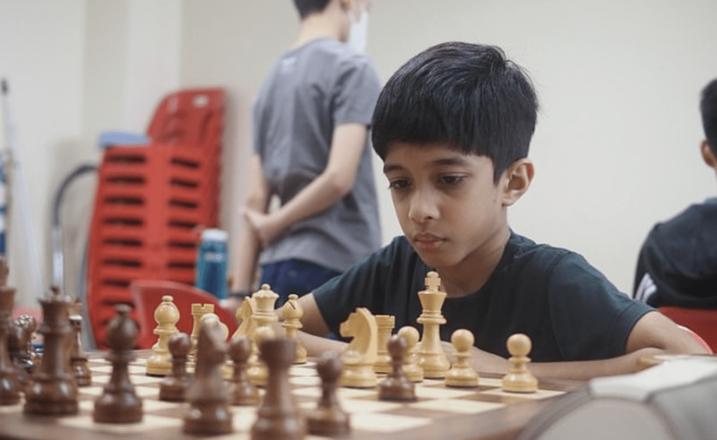 新加坡國際象棋神童阿什瓦斯打破擊敗特級大師最年輕選手紀錄。Facebook/Singapore Chess Federation