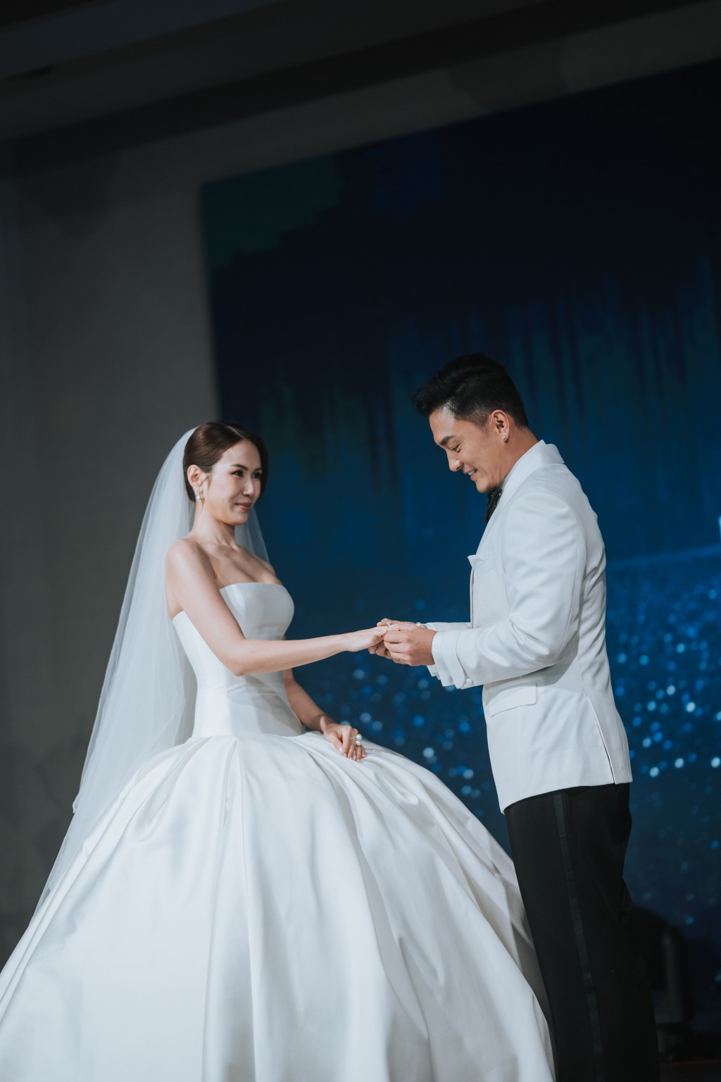 楊明、莊思明交換戒指。 楊明、莊思明交換戒指。