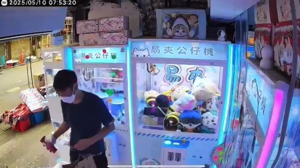 淋潑後手持紙杯離開。店主提供影片