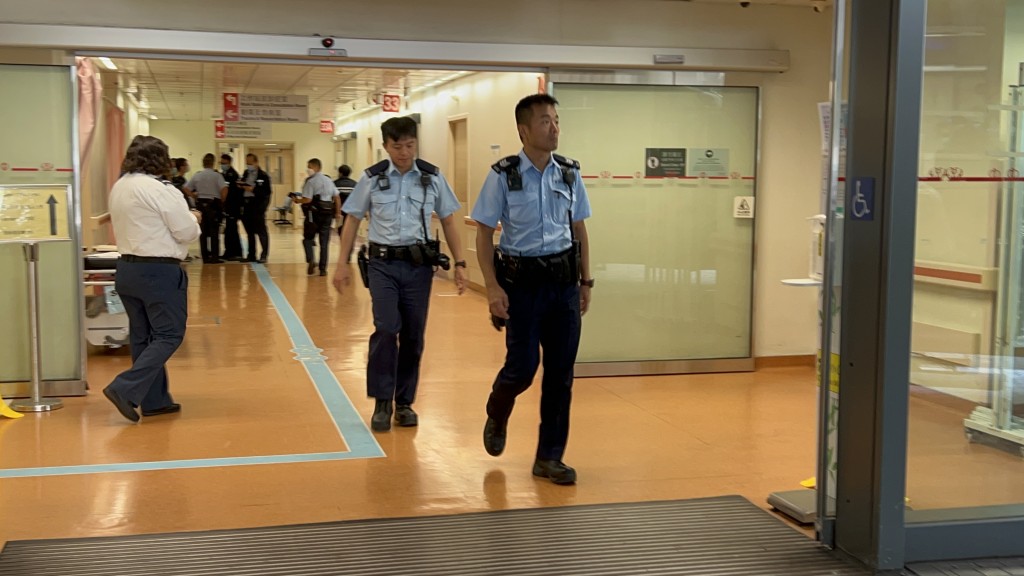 警員到醫院了解事主傷勢。楊偉亨攝