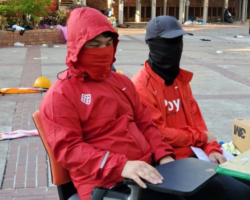 理大留守者批警圍堵未能投票。