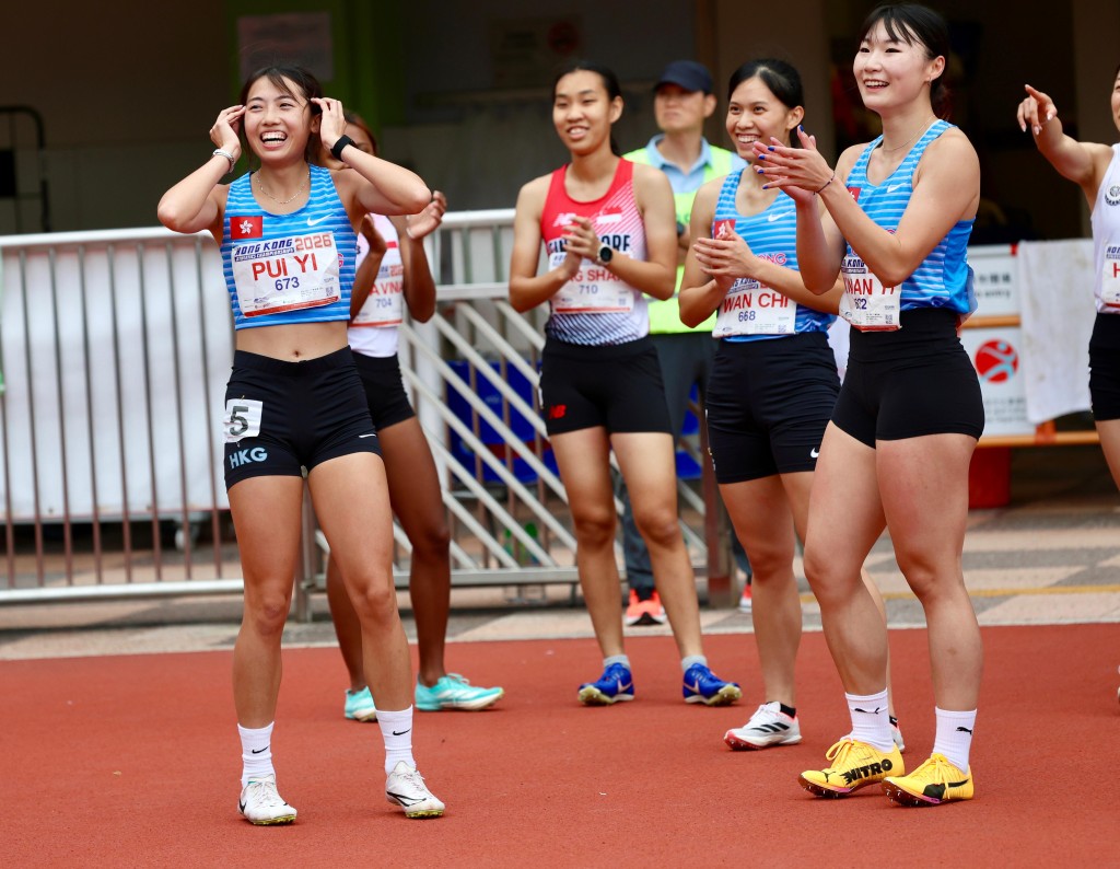 庾沛怡（左一）在早上100米准决赛平香港青年纪录时，队友们都为她感到高兴。徐嘉华摄