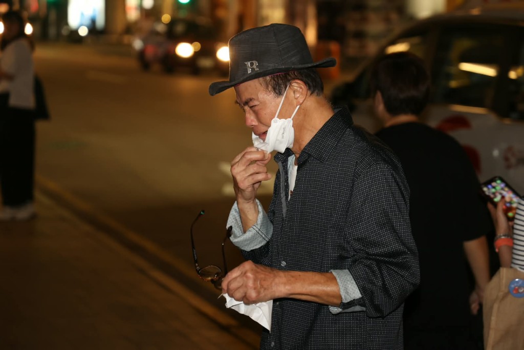 之後情緒激動的他更忍不住喊。 之後情緒激動的他更忍不住喊。