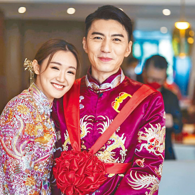 寶兒分享婚照，慶祝與老公袁偉豪結婚一周年。