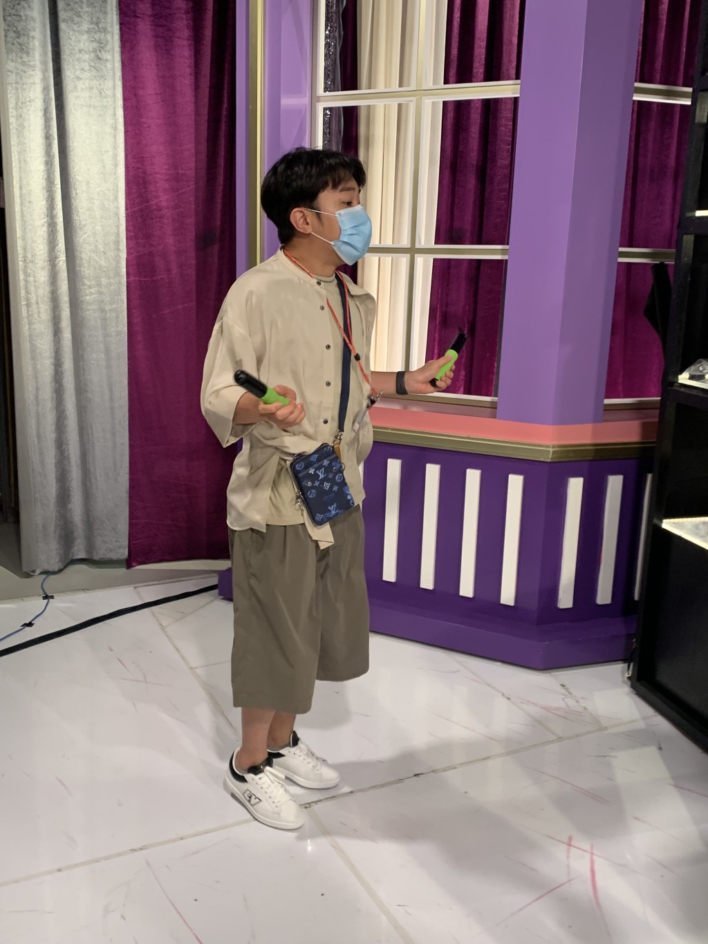 祖藍試玩無線隱形跳繩產品。