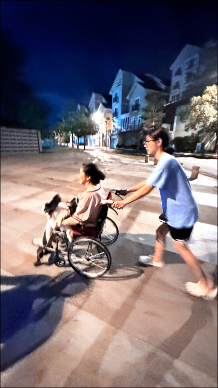 陶晶瑩前日（14日）在Threads上發文，女兒荳荳為她推輪椅，愛犬則坐在陶晶瑩腿上。