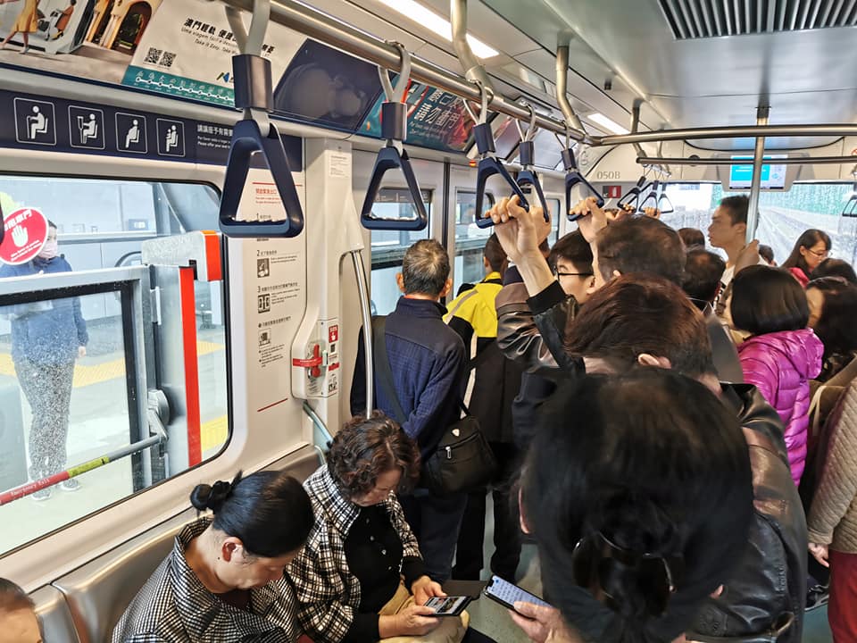 列車車門無法打開。澳門網民Dennis Lau圖片
