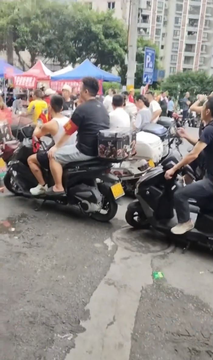 彭水民众自发组成电单车运输队，蚂蚁搬家将生活物资运入安置点。