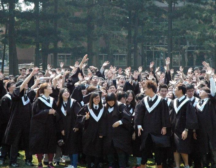 屏東大學學生拍攝畢業照。中時