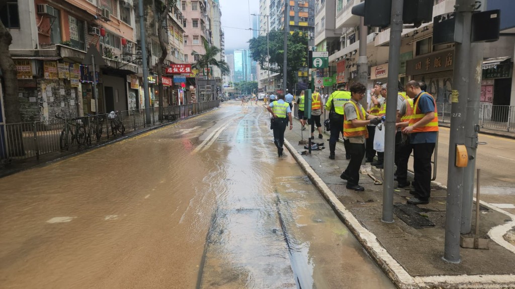 灣仔天樂里一條直徑250毫米的食水管今日突然爆裂。