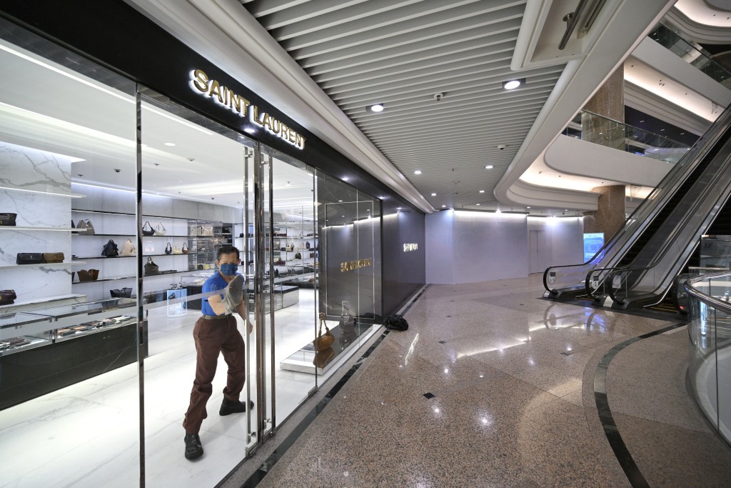 時代廣場內店鋪人流稀少。 時代廣場內店鋪人流稀少。