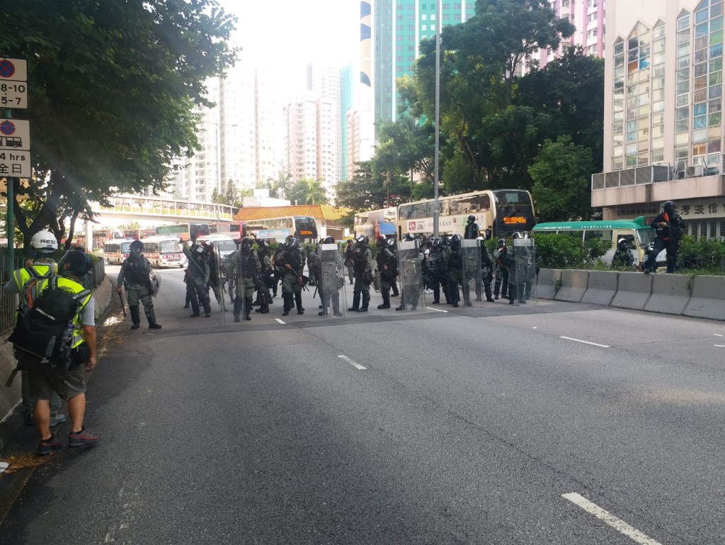 荃灣防暴警察驅散示威者