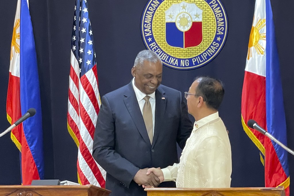 美國國防部長奧斯汀（左）與菲律賓國防部長加爾維斯握手。AP