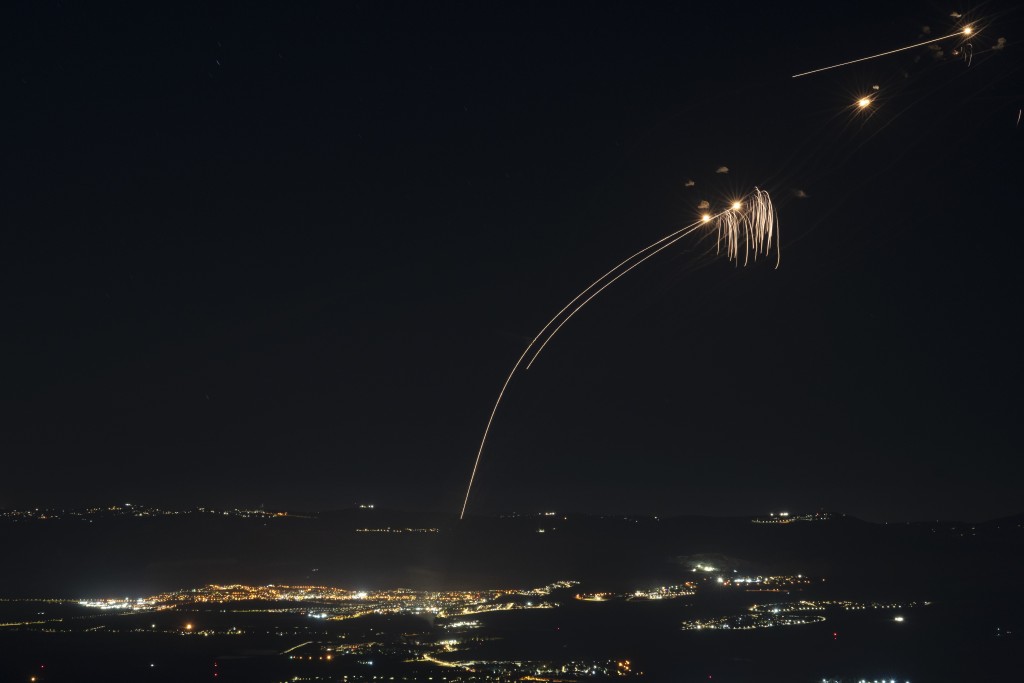 以色列防空系统截击来袭的真主党火箭弹。美联社