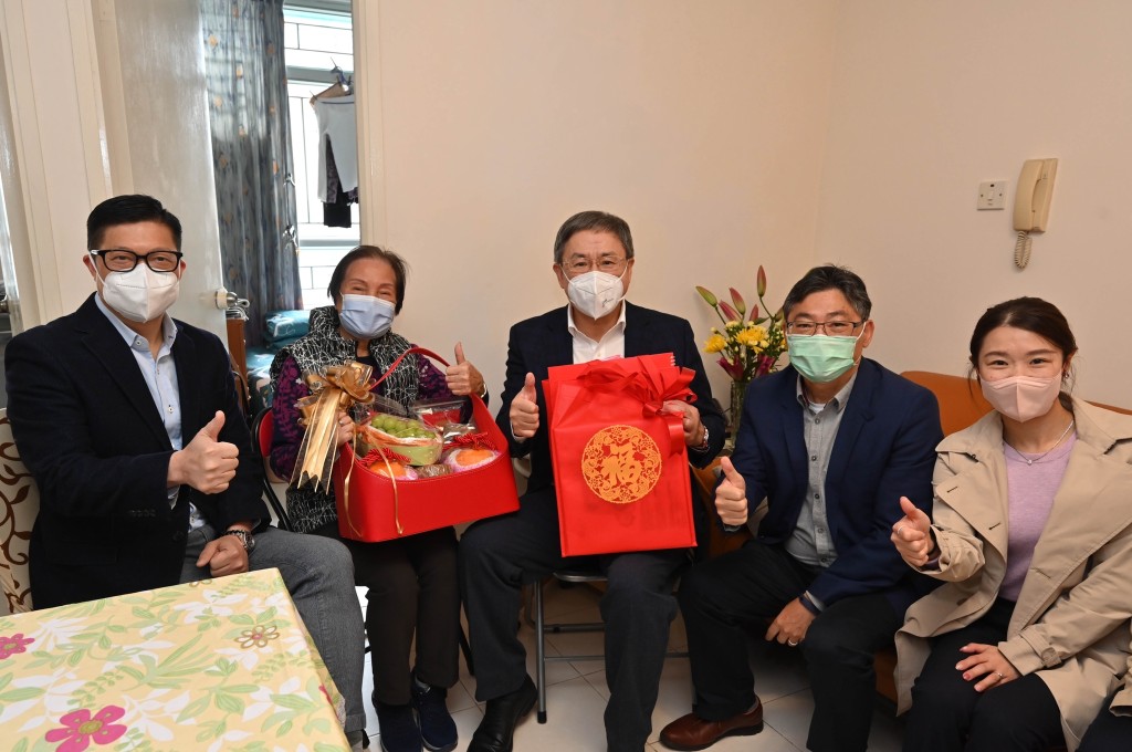 卓永兴（中）、邓炳强（左一）和林世雄（右二）探访一名独居长者。政府新闻处图片