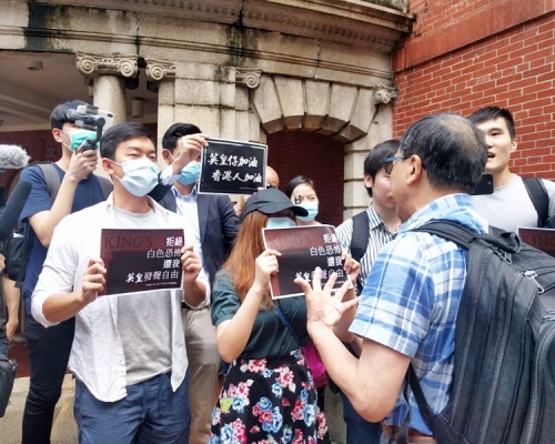 有街坊到場與學生爭論。