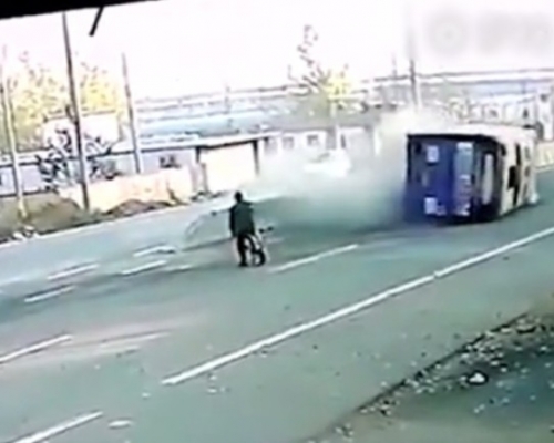一輛巴士為閃避一名騎單車橫穿馬路的男子,失控撞向路中央的石壆後翻側。網上圖片