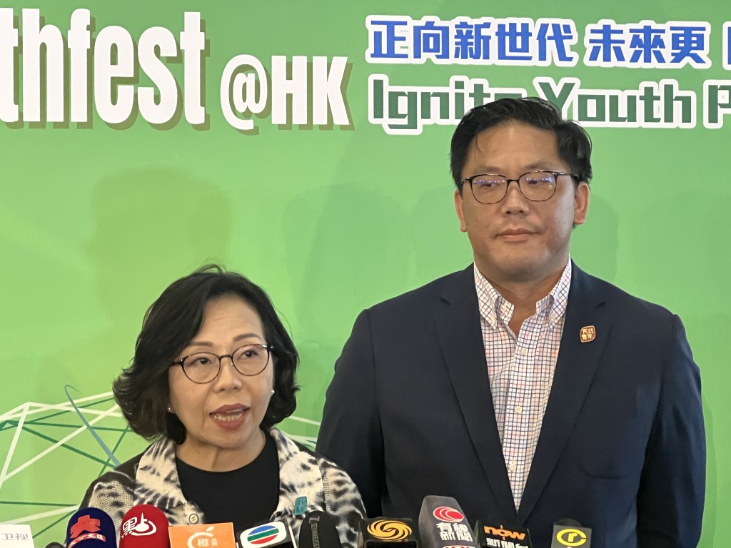 民政及青年事務局局長麥美娟（左）呼籲業主要做好大廈維修工作。郭詠欣攝