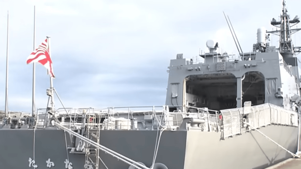 日本艦艇掛自衛隊「旭日」旗駛入南韓釜山港。youtube截圖