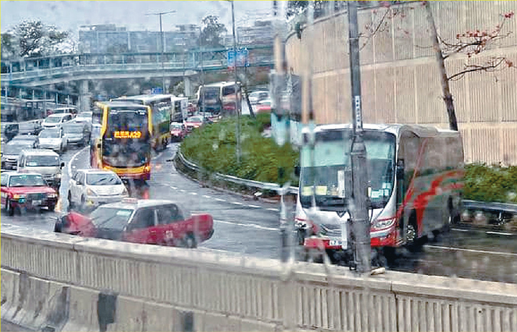 ■涉事旅游巴与的士相撞后，两车横亘3条行车线上，令交通受阻。
