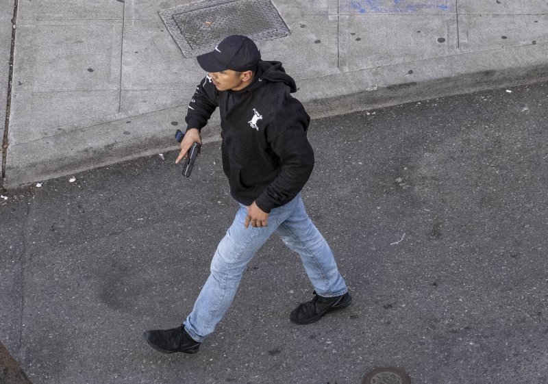 男子持槍射傷一人後逃逸。AP