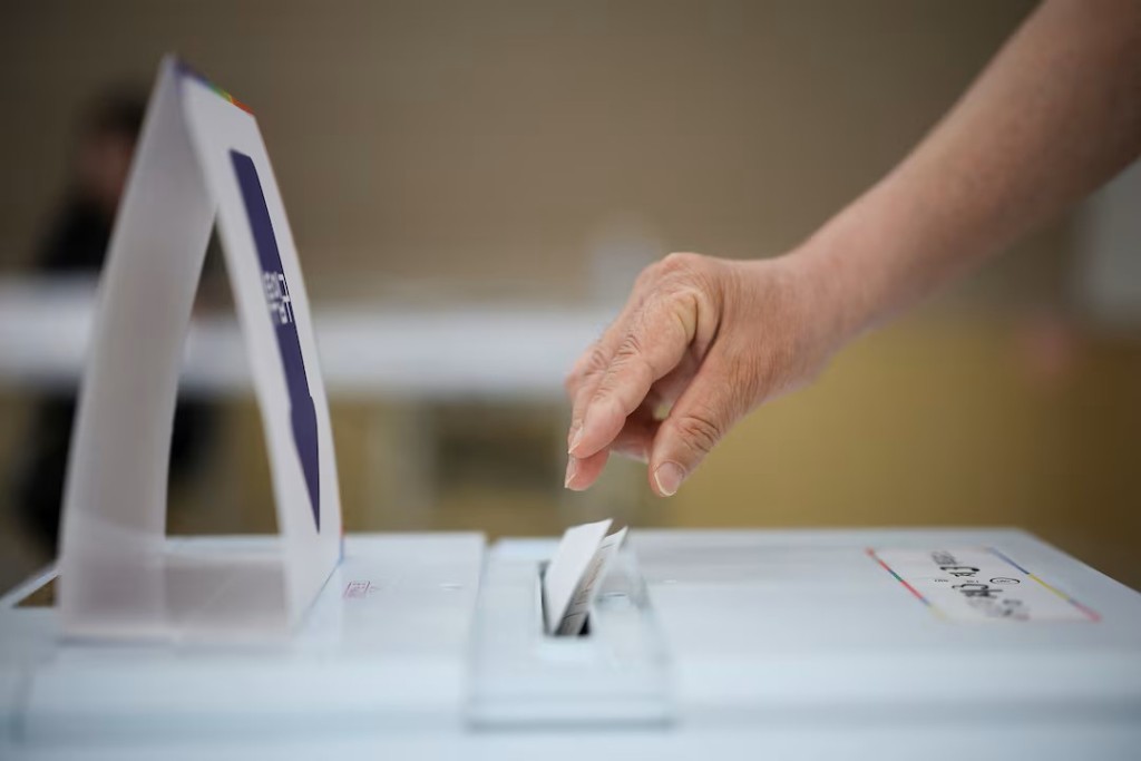 南韓3日的大選,當地的快遞及電商,罕有地暫停派送服務,讓外送員去投票。路透社 南韓3日的大選,當地的快遞及電商,罕有地暫停派送服務,讓外送員去投票。路透社