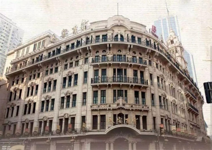 曾經叱吒風雲的「上海四大百貨公司」（先施、永安、新新、大新），如今唯一沒被收購或倒閉的只有永安百貨。