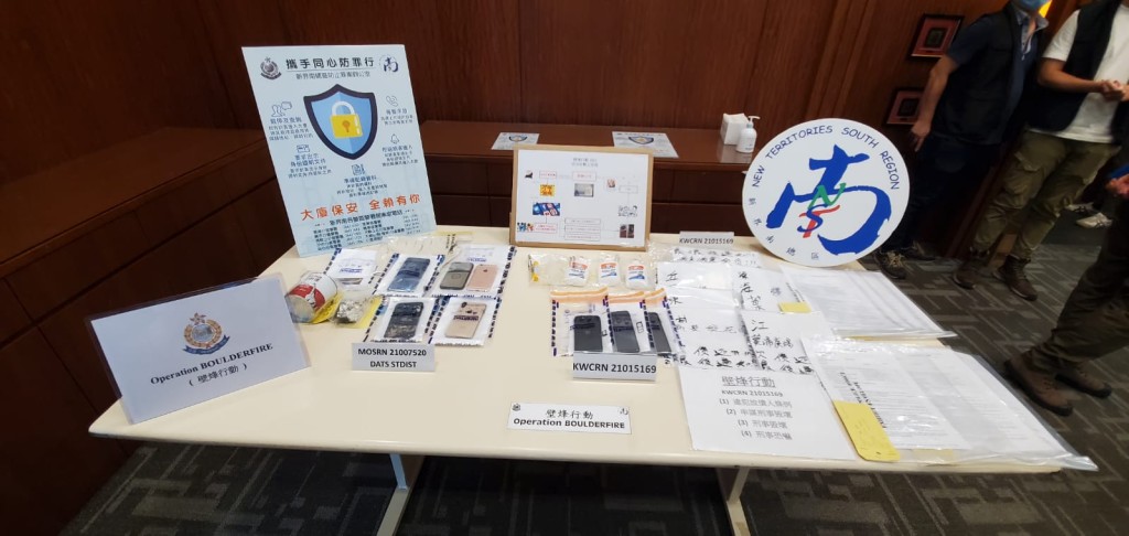 警方在行動中檢獲大量證物包括借貸文件及收數用工具等。林思明攝