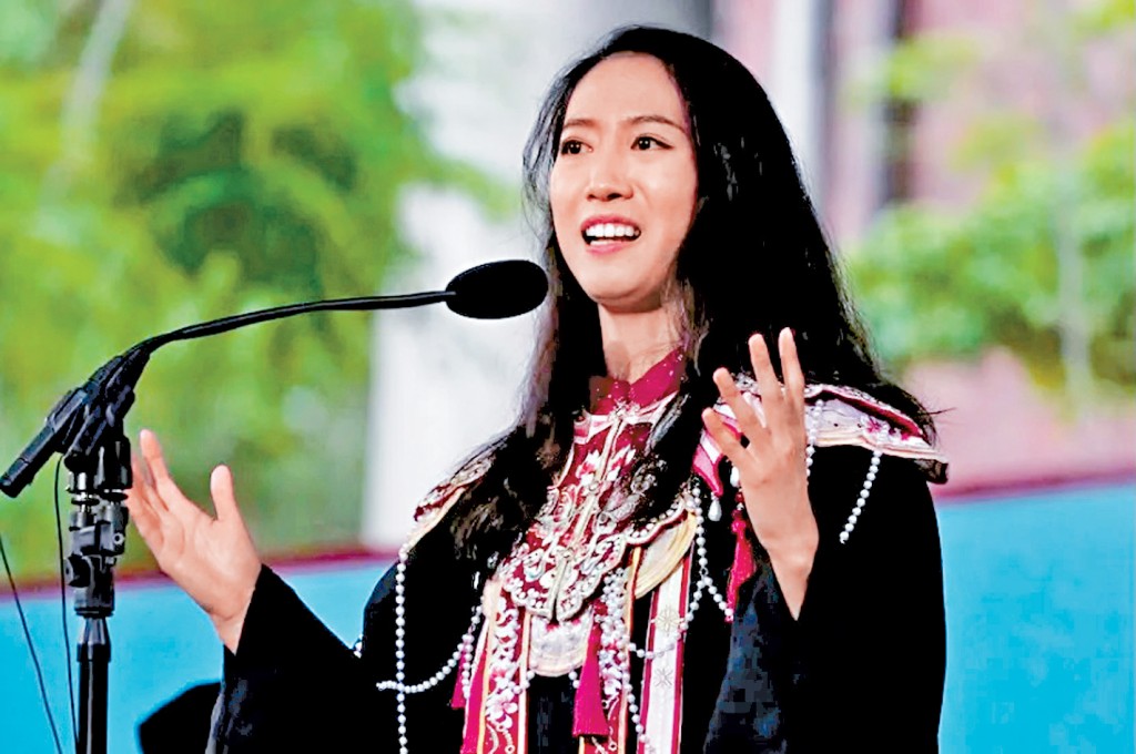 哈佛大學畢業生代表蔣雨融致辭,強調保持學生群體的多元化和國際化,其直言不諱讓她在網絡上迅速走紅。