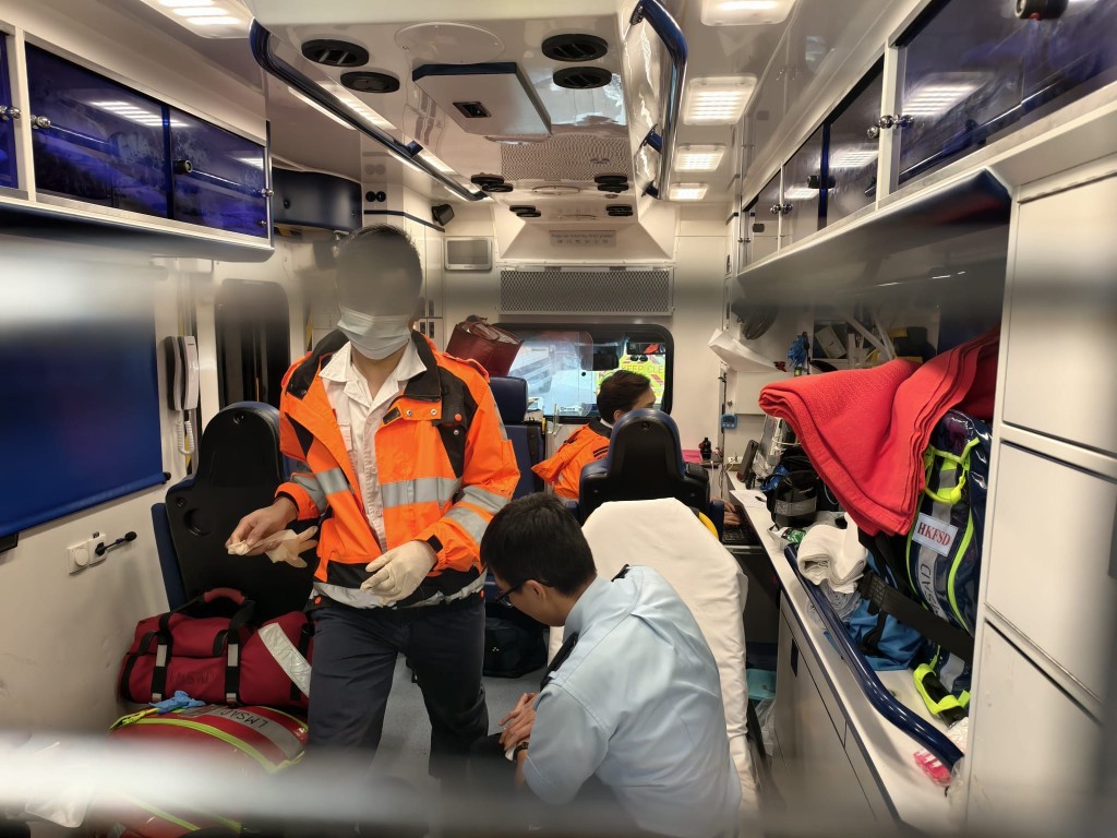 受傷警員在救護車上接受治理。