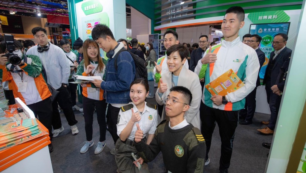 何珮珊親臨教育及職業博覽攤位，落力為有志之士介紹海關發展。