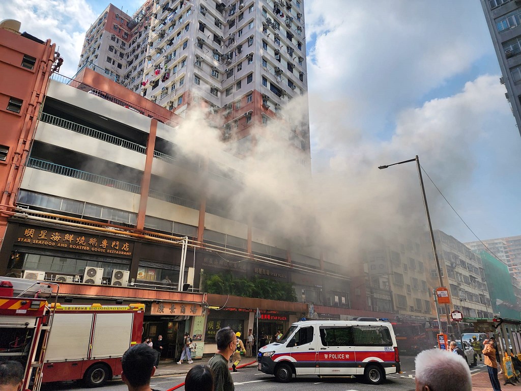 新蒲岗一停车场发生汽车自焚。fb：香港突发事故报料区