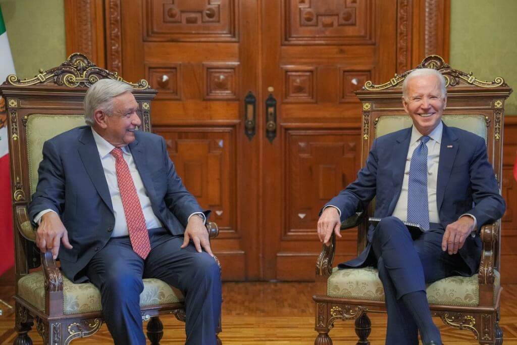 美国总统拜登（右）与墨西哥总统洛佩斯会面。