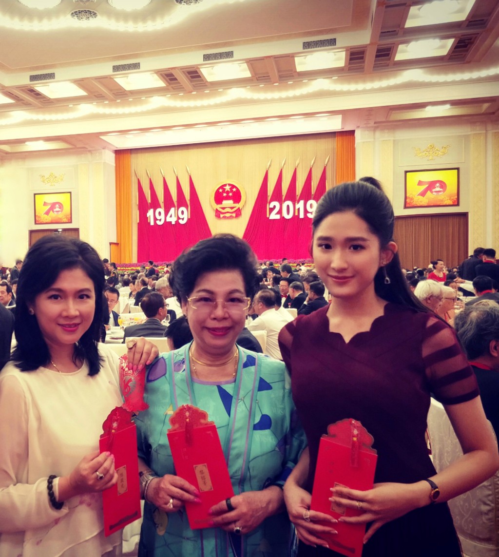（左起）陈复生和母亲黎熔菁、女儿麦景榕出席在北京人民大会堂举行的70周年国宴。（资料图片）