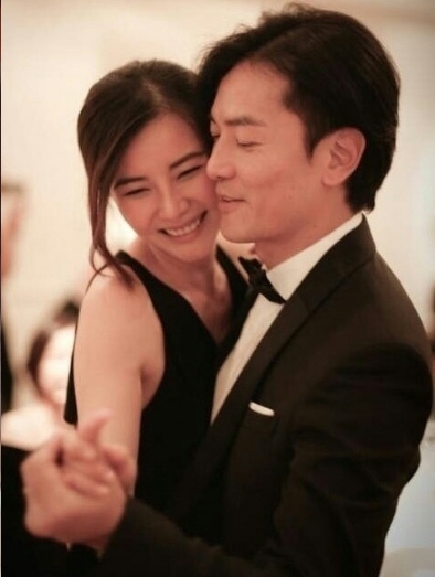 兩人結婚8年仍然恩愛，鄭太不時喺網上自爆被老公串佢肥。