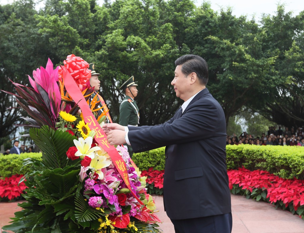 习近平向邓小平铜像敬献花篮。（新华社）