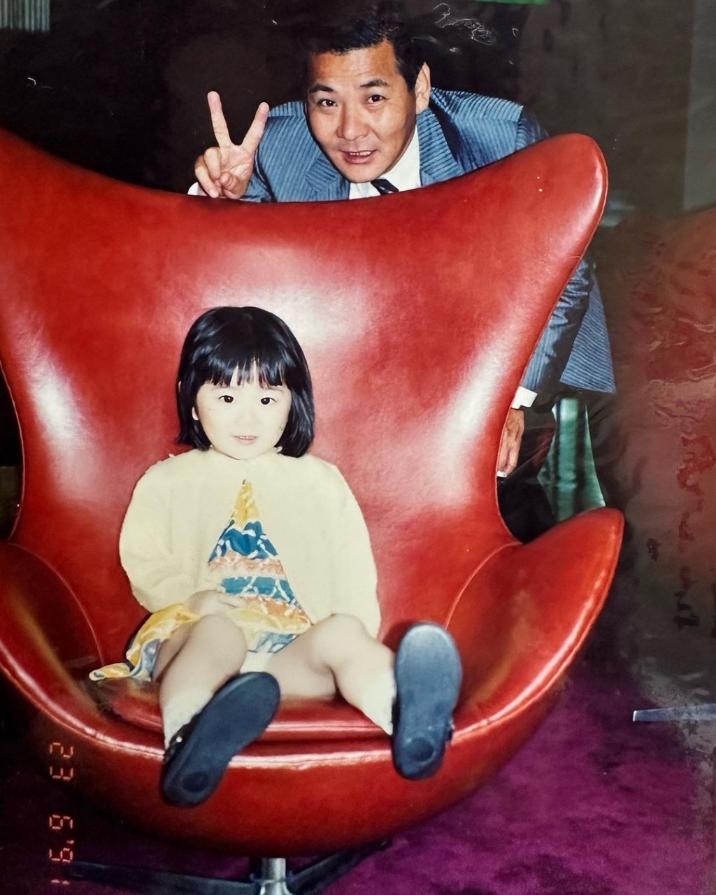 裕美前年12月贴出与父亲的童年照：“寻爹启示︰我阿爸‘和田具久’身高6尺几，日本茨城人。如见到他请联络我，自我12岁后已失联。”